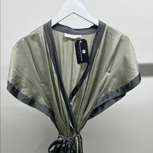 100% Silk Gray Wrap Front Robe - Picture 2 of 8